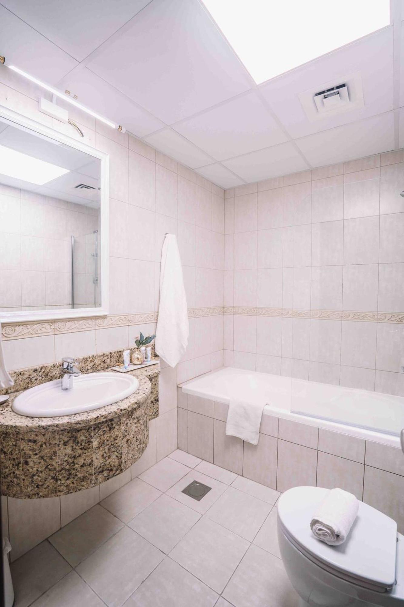 Sea & Palm View Elegant 1 Bedroom Apartment Dubai Exterior photo